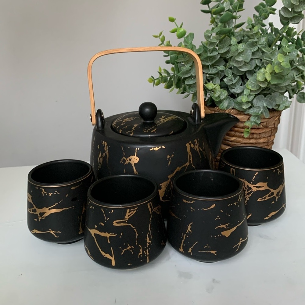 Everly Quinn Black‎ & Gold Splatted 37oz. Teapot